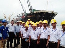 OMA Students Visits Ship